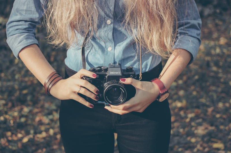 photographe-LA GARDE FREINET-min_hand-person-girl-woman-camera-photography-614-pxhere.com