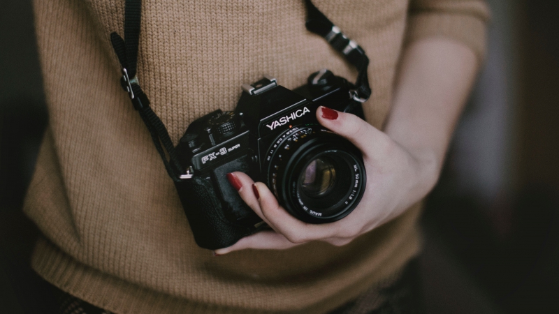 photographe-LA GARDE FREINET-min_woman-camera-photography-photographer-slr-dslr-319-pxhere.com